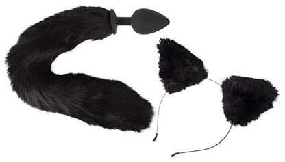 Bad Kitty Pet Play Plug & Ears schwarzes Analplug-Set mit flauschigem Katzenschwanz, Analplug und zwei Katzenohren mit Befestigungsbändern in freigestellter Gesamtansicht – erhältlich bei Evoria Care