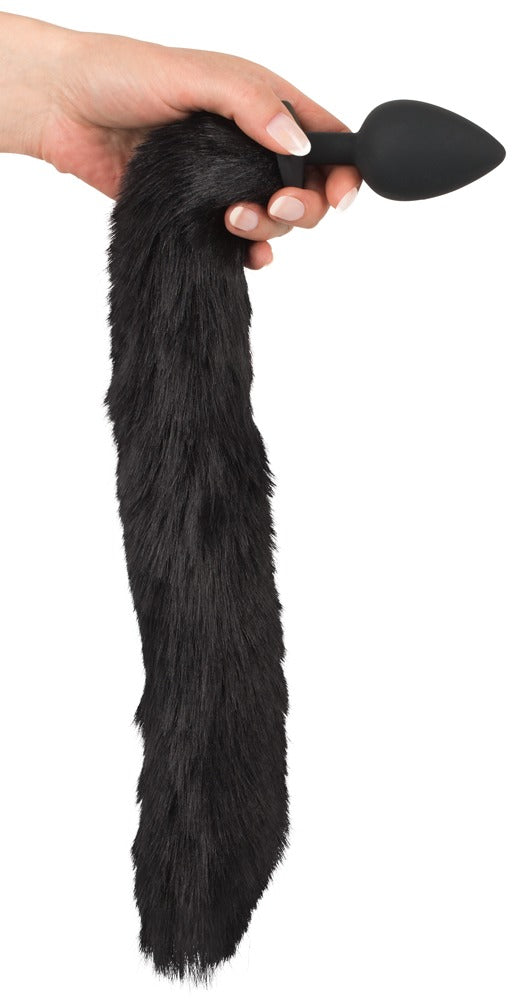 Bad Kitty Pet Play Plug & Ears schwarzer flauschiger Katzenschwanz mit Analplug, von einer Hand gehalten zur Veranschaulichung der Größe und Beschaffenheit – erhältlich bei Evoria Care