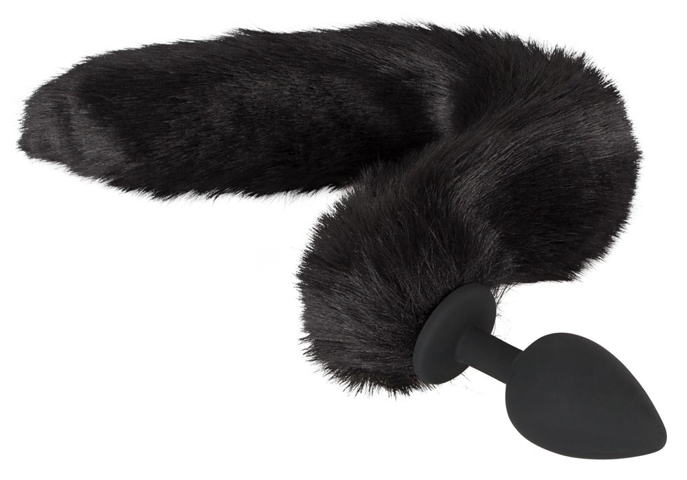 Bad Kitty Pet Play Plug & Ears flauschiger schwarzer Katzenschwanz mit befestigtem Analplug, zusammengerollt in freigestellter Detailansicht auf weißem Hintergrund – erhältlich bei Evoria Care
