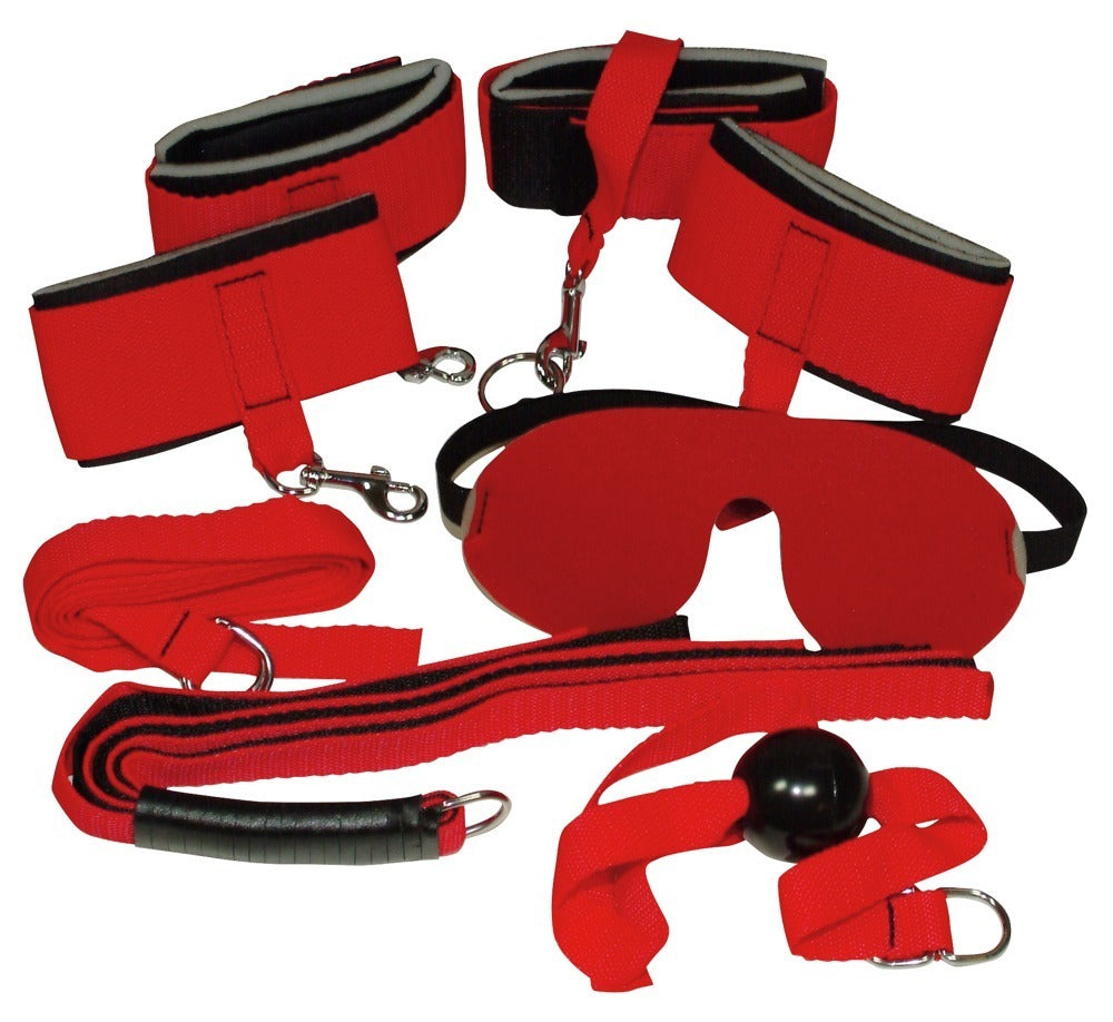 Bad Kitty Red Giant 8-teiliges Bondage-Set in Rot und Schwarz mit gepolsterten Fesselmanschetten, verstellbaren Riemen, Augenmaske, Ballknebel, Flogger und weiteren Bondage-Accessoires in freigestellter Gesamtansicht – erhältlich bei Evoria Care