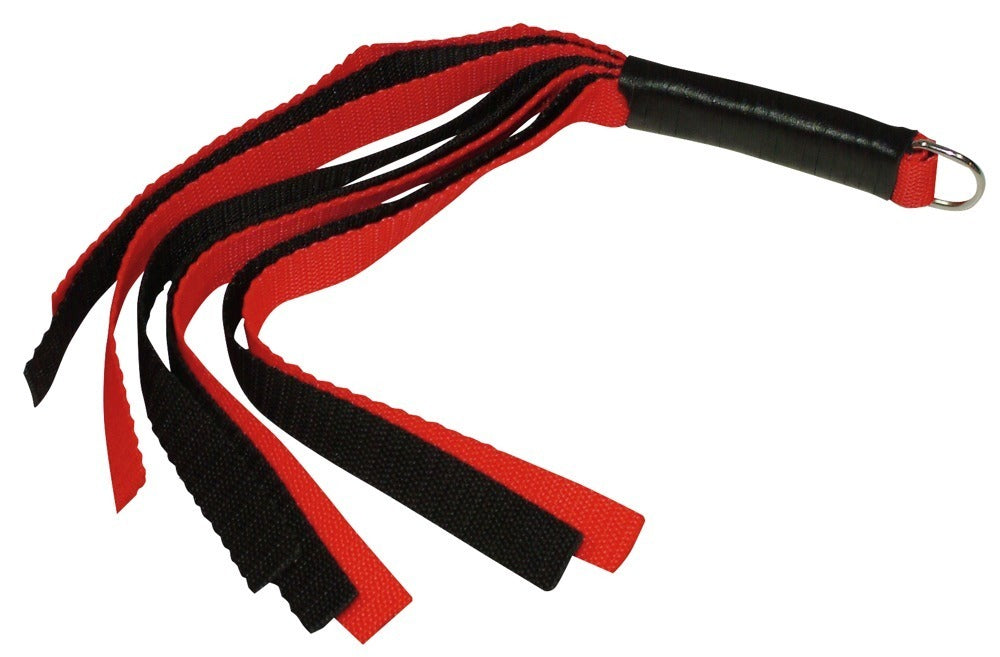 Bad Kitty Red Giant Bondage-Set mit rot-schwarzem Flogger, schwarzem Griff und mehreren langen flexiblen roten Schlagriemen in diagonaler Produktansicht auf weißem Hintergrund – erhältlich bei Evoria Care