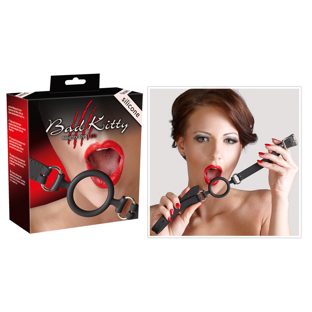 Bad Kitty Ringknebel mit schwarzem Silikonring und verstellbarem Kopfriemen, zweiteilige Produktdarstellung mit schwarz-roter Originalverpackung und Anwendungsansicht am Model – erhältlich bei Evoria Care
