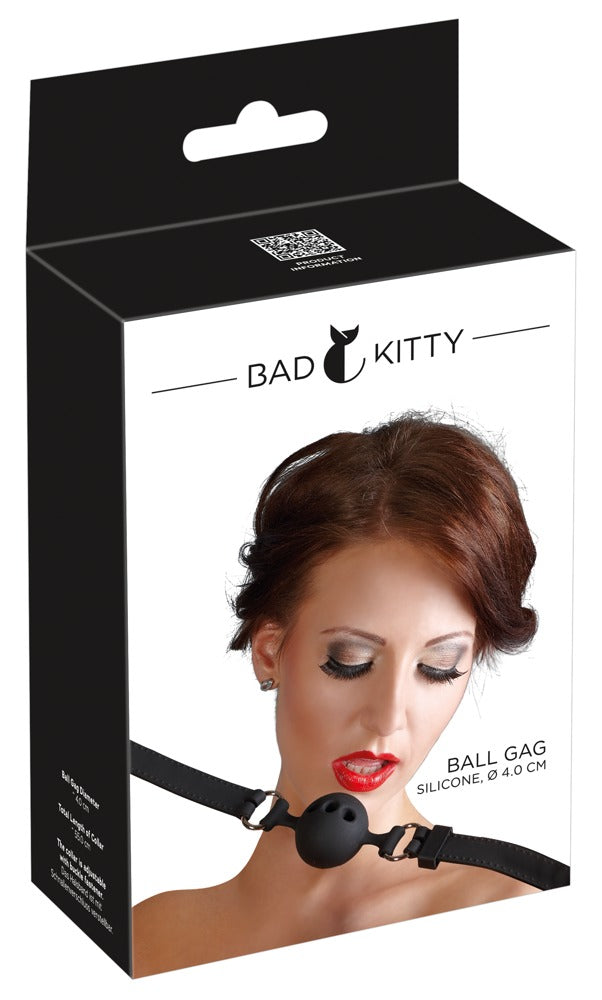 Bad Kitty Silikon-Ballknebel mit Atemöffnungen in Schwarz, rundem Silikon-Mundstück und verstellbarem Kopfriemen, dargestellt in schwarz-weißer Originalverpackung mit Modelabbildung und Bad Kitty Markenlogo – erhältlich bei Evoria Care