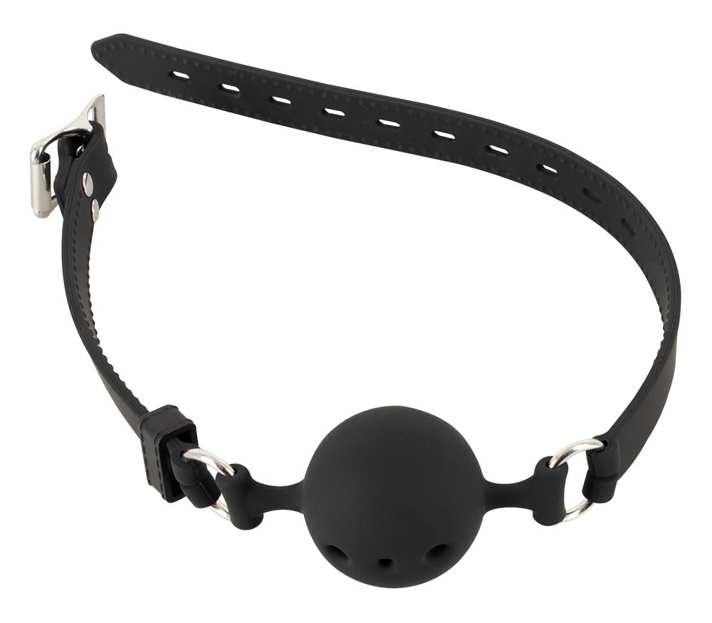 Bad Kitty Silikon-Ballknebel in Schwarz mit rundem Silikonball, Atemöffnungen und verstellbarem Kopfriemen, gebogen angeordnet in alternativer diagonaler Produktansicht auf weißem Hintergrund – erhältlich bei Evoria Care