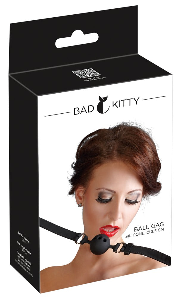 Bad Kitty Silikon-Ballknebel mit rotem Knebelball, integrierten Luftlöchern und schwarzem verstellbarem Kopfriemen in schwarz-weißer Originalverpackung mit Modelabbildung und Bad Kitty Markenlogo – erhältlich bei Evoria Care