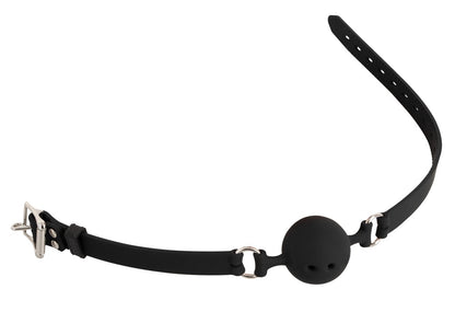 Bad Kitty Silikon-Ballknebel mit rotem Knebelball und Luftlöchern, schwarzem verstellbarem Kopfriemen und silberfarbenen Befestigungselementen, horizontal ausgelegt auf weißem Hintergrund – erhältlich bei Evoria Care