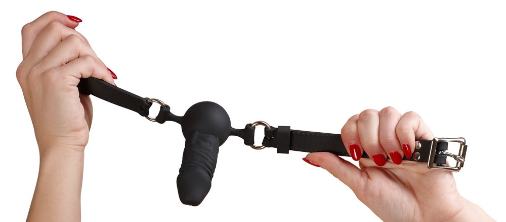 Bad Kitty Silikon-Knebel in Penisform mit schwarzem anatomisch geformtem Mundstück, verstellbarem Kopfriemen und silberfarbenen Verbindungselementen, von zwei Händen horizontal gehalten zur Veranschaulichung der Größe und Handhabung – erhältlich bei Evoria Care