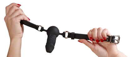 Bad Kitty Silikon-Knebel in Penisform mit schwarzem anatomisch geformtem Mundstück, verstellbarem Kopfriemen und silberfarbenen Verbindungselementen, von zwei Händen horizontal gehalten zur Veranschaulichung der Größe und Handhabung – erhältlich bei Evoria Care