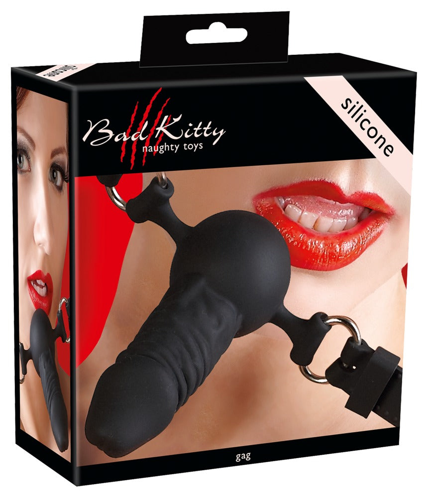Bad Kitty Silikon-Knebel in Penisform in Schwarz mit anatomisch geformtem Silikon-Mundstück und verstellbarem Kopfriemen, dargestellt in schwarz-roter Originalverpackung mit Produktabbildung, Modelmotiv und Bad Kitty Markenlogo – erhältlich bei Evoria Care