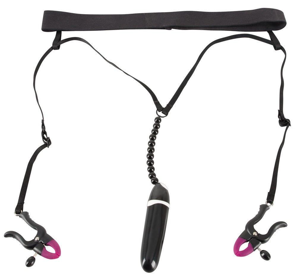Bad Kitty Spreader String mit schwarzem Hüftband, verstellbaren Riemen, silberfarbenen Verbindungsketten und Vulvaklemmen in freigestellter Vorderansicht – erhältlich bei Evoria Care
