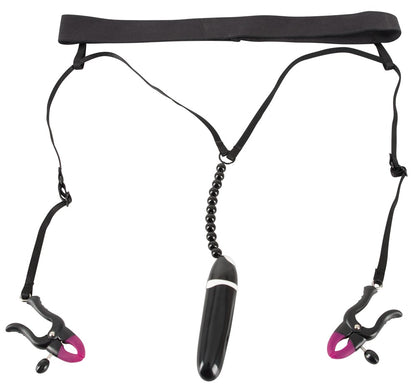 Bad Kitty Spreader String mit schwarzem Hüftband, verstellbaren Riemen, silberfarbenen Verbindungsketten und Vulvaklemmen in freigestellter Vorderansicht – erhältlich bei Evoria Care
