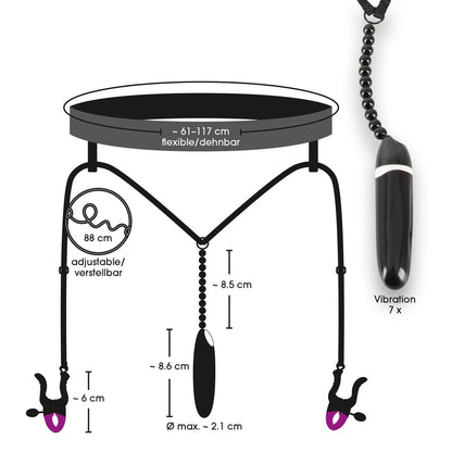 Bad Kitty Spreader String in Schwarz mit verstellbaren Riemen, silberfarbenen Verbindungsketten, Vulvaklemmen und Vibrator-Zubehör in freigestellter Gesamtansicht – erhältlich bei Evoria Care