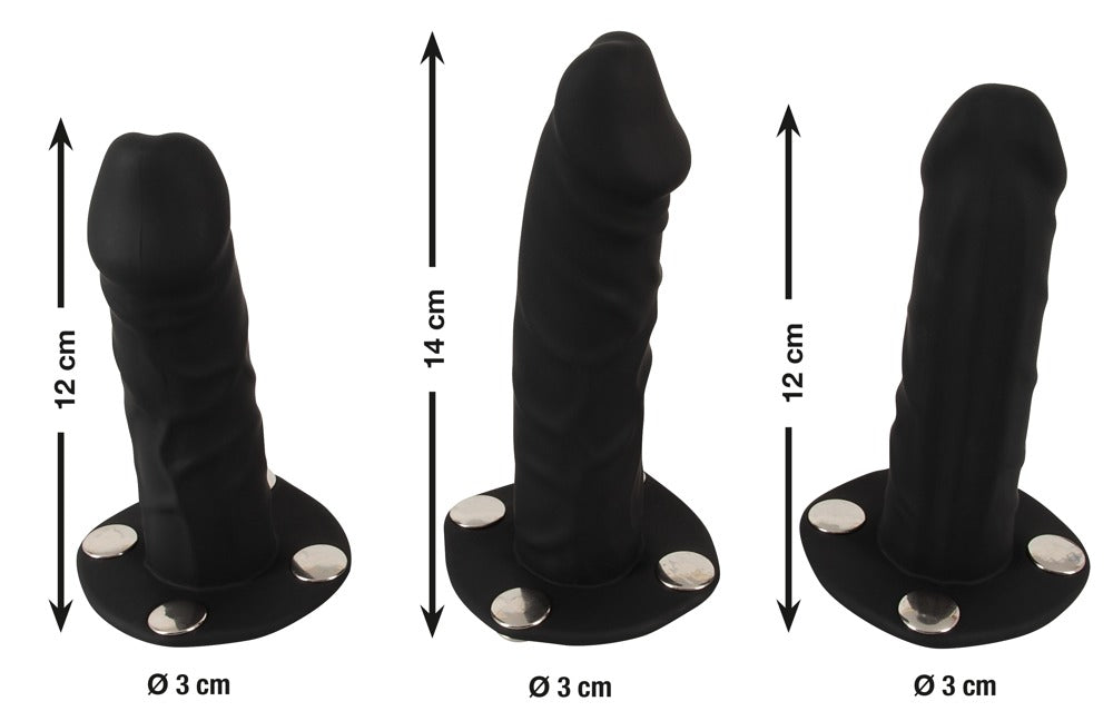 Bad Kitty Strap-on-String drei schwarze Silikon-Dildos mit unterschiedlichen Längen, abgerundeten Spitzen und verschiedenen Oberflächenstrukturen, nebeneinander auf weißem Hintergrund dargestellt – erhältlich bei Evoria Care