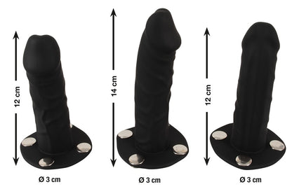Bad Kitty Strap-on-String drei schwarze Silikon-Dildos mit unterschiedlichen Längen, abgerundeten Spitzen und verschiedenen Oberflächenstrukturen, nebeneinander auf weißem Hintergrund dargestellt – erhältlich bei Evoria Care