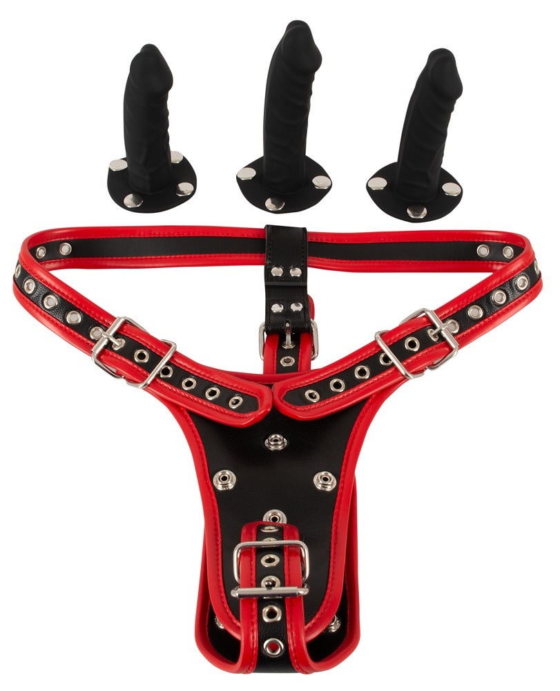 Bad Kitty Strap-on-String mit verstellbaren rot-schwarzen Riemen, silberfarbenen Metallringen und drei schwarzen Silikon-Dildos unterschiedlicher Form in freigestellter Set-Übersicht – erhältlich bei Evoria Care