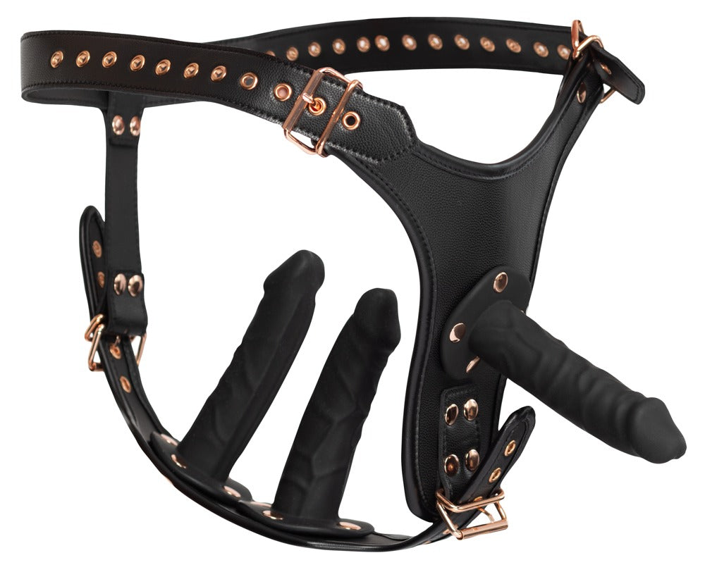 Bad Kitty Strap-on-String 3D in Schwarz mit verstellbarem Gurtsystem, dekorativen Metallnieten und drei schwarzen Silikon-Dildos unterschiedlicher Form in freigestellter Set-Übersicht – erhältlich bei Evoria Care