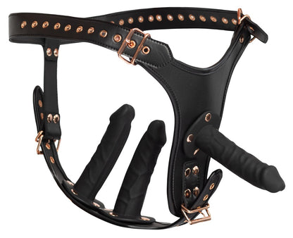 Bad Kitty Strap-on-String 3D in Schwarz mit verstellbarem Gurtsystem, dekorativen Metallnieten und drei schwarzen Silikon-Dildos unterschiedlicher Form in freigestellter Set-Übersicht – erhältlich bei Evoria Care
