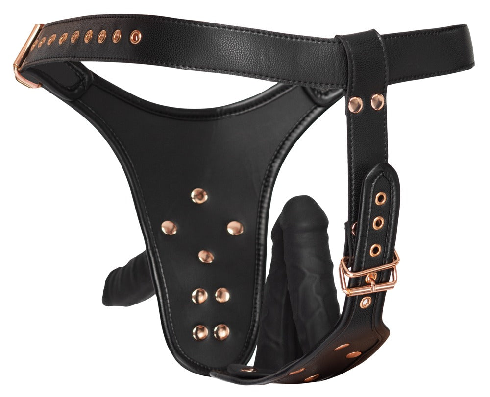 Bad Kitty Strap-on-String 3D in Schwarz mit breitem Hüftgurt, verstellbaren Riemen, dekorativen Metallnieten und zentraler Dildohalterung in freigestellter Rückansicht auf weißem Hintergrund – erhältlich bei Evoria Care