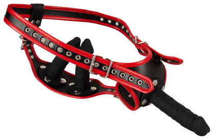 Bad Kitty Strap-on-String in Rot und Schwarz mit verstellbarem Gurtsystem, Metallringen und befestigtem schwarzem Silikon-Dildo in seitlicher Produktansicht – erhältlich bei Evoria Care