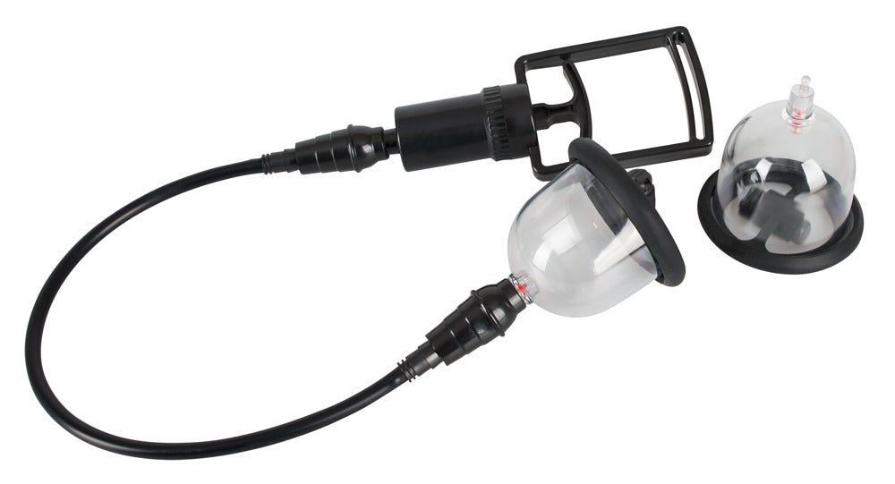 Bad Kitty Vibrating Nipple Cup Nippelsauger mit transparentem Saugaufsatz, silberfarbenem Vakuummechanismus, schwarzem Verbindungsschlauch und Vibrationsmodul in freigestellter Gesamtansicht – erhältlich bei Evoria Care