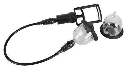 Bad Kitty Vibrating Nipple Cup Nippelsauger mit transparentem Saugaufsatz, silberfarbenem Vakuummechanismus, schwarzem Verbindungsschlauch und Vibrationsmodul in freigestellter Gesamtansicht – erhältlich bei Evoria Care