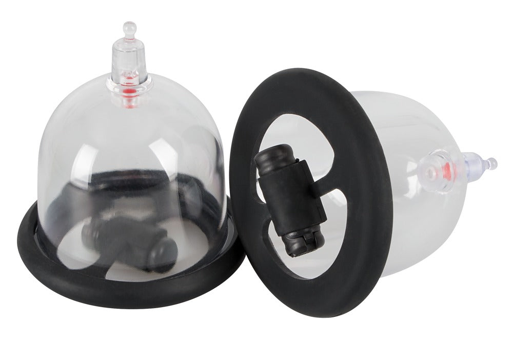 Bad Kitty Vibrating Nipple Cup transparenter Nippelsauger mit schwarzem Aufsatz und silberfarbenen Verbindungselementen in vergrößerter Detailansicht auf weißem Hintergrund – erhältlich bei Evoria Care
