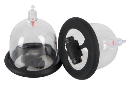 Bad Kitty Vibrating Nipple Cup transparenter Nippelsauger mit schwarzem Aufsatz und silberfarbenen Verbindungselementen in vergrößerter Detailansicht auf weißem Hintergrund – erhältlich bei Evoria Care