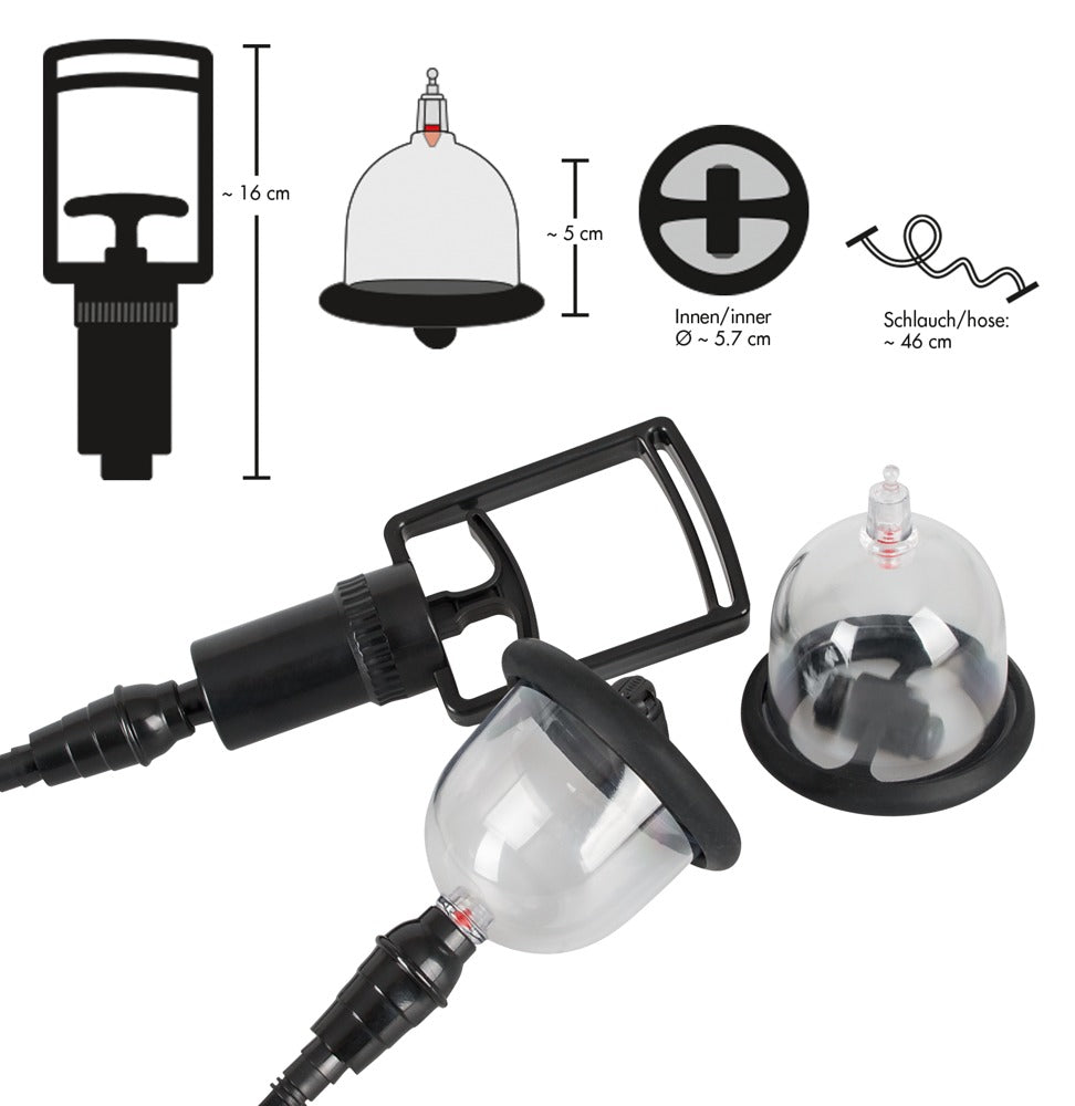 Bad Kitty Vibrating Nipple Cup Nippelsauger mit transparentem Saugaufsatz, schwarzem Verbindungsschlauch und Vakuumpumpe, dargestellt in einer Produktgrafik mit Funktionssymbolen – erhältlich bei Evoria Care