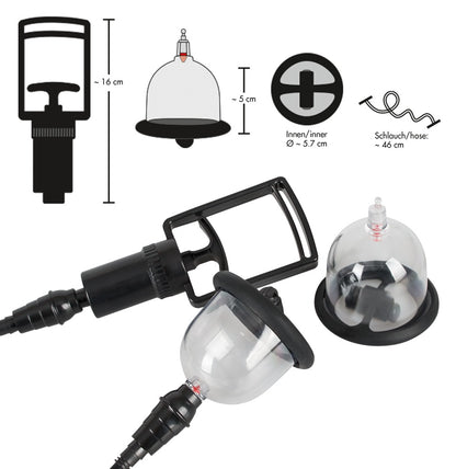 Bad Kitty Vibrating Nipple Cup Nippelsauger mit transparentem Saugaufsatz, schwarzem Verbindungsschlauch und Vakuumpumpe, dargestellt in einer Produktgrafik mit Funktionssymbolen – erhältlich bei Evoria Care