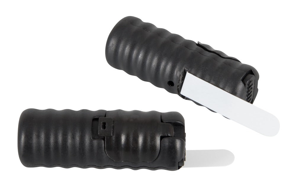 Bad Kitty Vibrating Nipple Cup schwarzes Vibrationsmodul mit geriffelter Oberfläche, in zwei unterschiedlichen Detailansichten auf weißem Hintergrund dargestellt – erhältlich bei Evoria Care