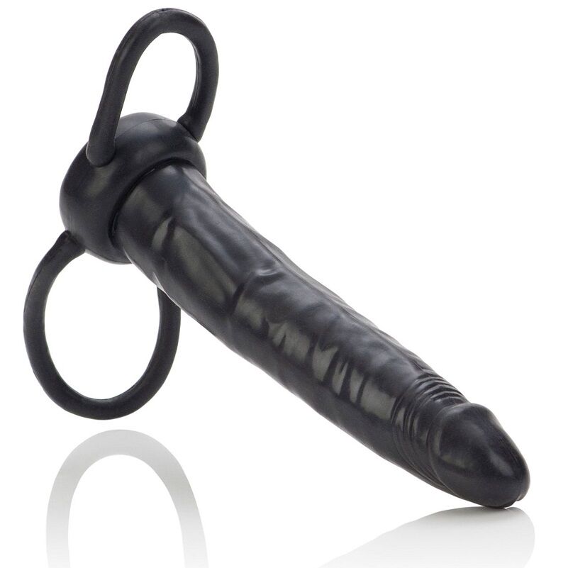 CalExotics Accommodator Dual Penetrator für Paare in Schwarz mit strukturierter Oberfläche und flexiblen Ringelementen in der Gesamtansicht – erhältlich bei Evoria Care