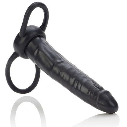 CalExotics Accommodator Dual Penetrator für Paare in Schwarz mit strukturierter Oberfläche und flexiblen Ringelementen in der Gesamtansicht – erhältlich bei Evoria Care