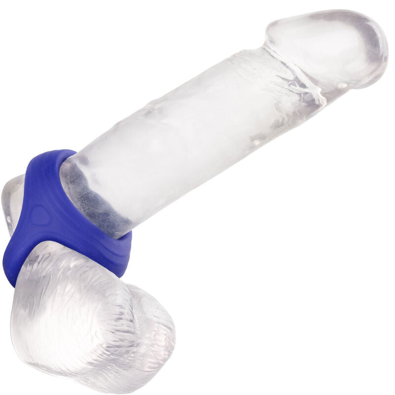 CalExotics Admiral flexibler Cock & Ball Dual Ring in Blau in der Anwendungsdarstellung – erhältlich bei Evoria Care