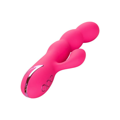 CALEXOTICS California Dreaming Oceanside Orgasm Vibrator in Pink mit zusätzlichem Stimulationsarm in schräger Perspektivansicht – erhältlich bei Evoria Care