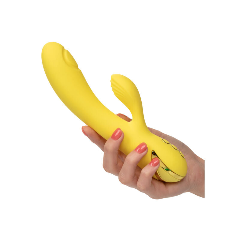 CALEXOTICS California Dreaming San Diego Seduction Vibrator in Gelb bei der Handhabung – erhältlich bei Evoria Care