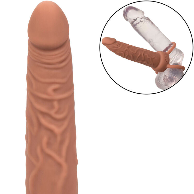 CALEXOTICS Performance Maxx Dual Penetrator in Hautfarbe bei der Handhabung – erhältlich bei Evoria Care