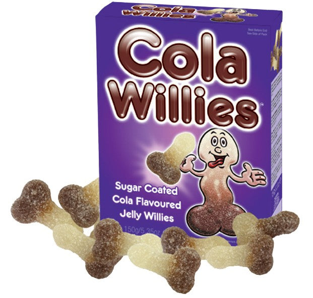 Cola Willies – lilafarbene Originalverpackung mit großem Cola Willies Schriftzug und mehreren braunen penisförmigen Gummibonbons mit Colageschmack, vor der Verpackung auf weißem Hintergrund präsentiert – erhältlich bei Evoria Care