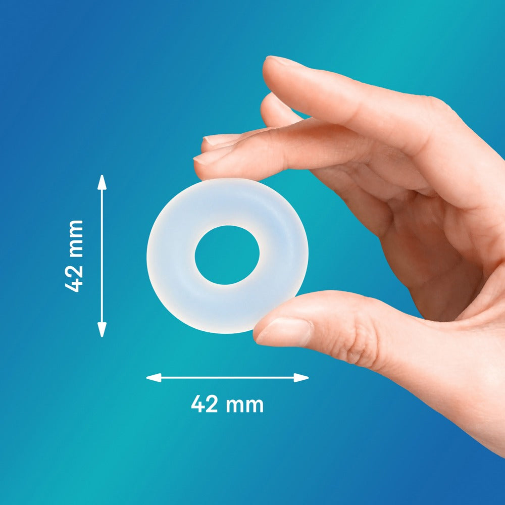 DUREX Pleasure Ring – blau-weißer elastischer Penisring mit runder Öffnung, zwischen den Fingern einer Hand gehalten, zur Veranschaulichung der Produktgröße und Handhabung – erhältlich bei Evoria Care