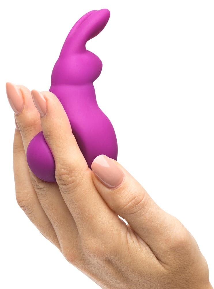 Happy Rabbit Clitoral Vibe in Lila – Klitorisvibrator in einer Hand zur Darstellung der kompakten Größe und flexiblen Bunny-Ohren – erhältlich bei Evoria Care