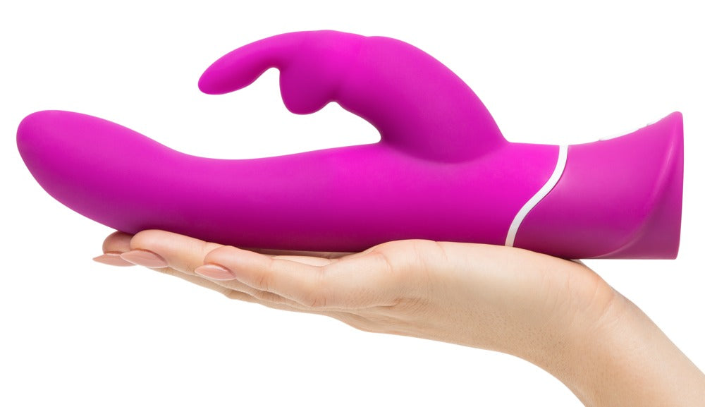 Happy Rabbit Curve in Lila – G-Punkt-Vibrator in einer Hand zur Darstellung von Größe, geschwungener Form und Bunny-Klitorisreizer – erhältlich bei Evoria Care