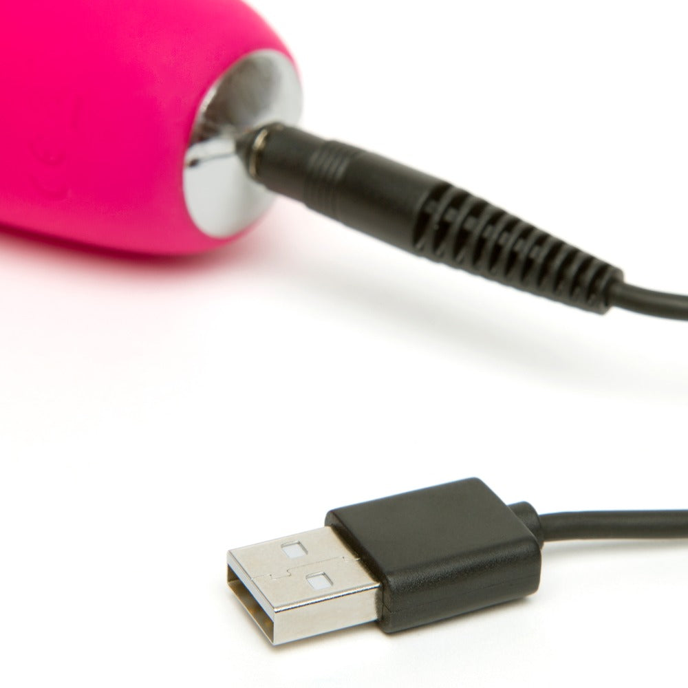 Happy Rabbit Curve Slim in Pink – Detailansicht des Ladeanschlusses mit zugehörigem USB-Ladekabel – erhältlich bei Evoria Care