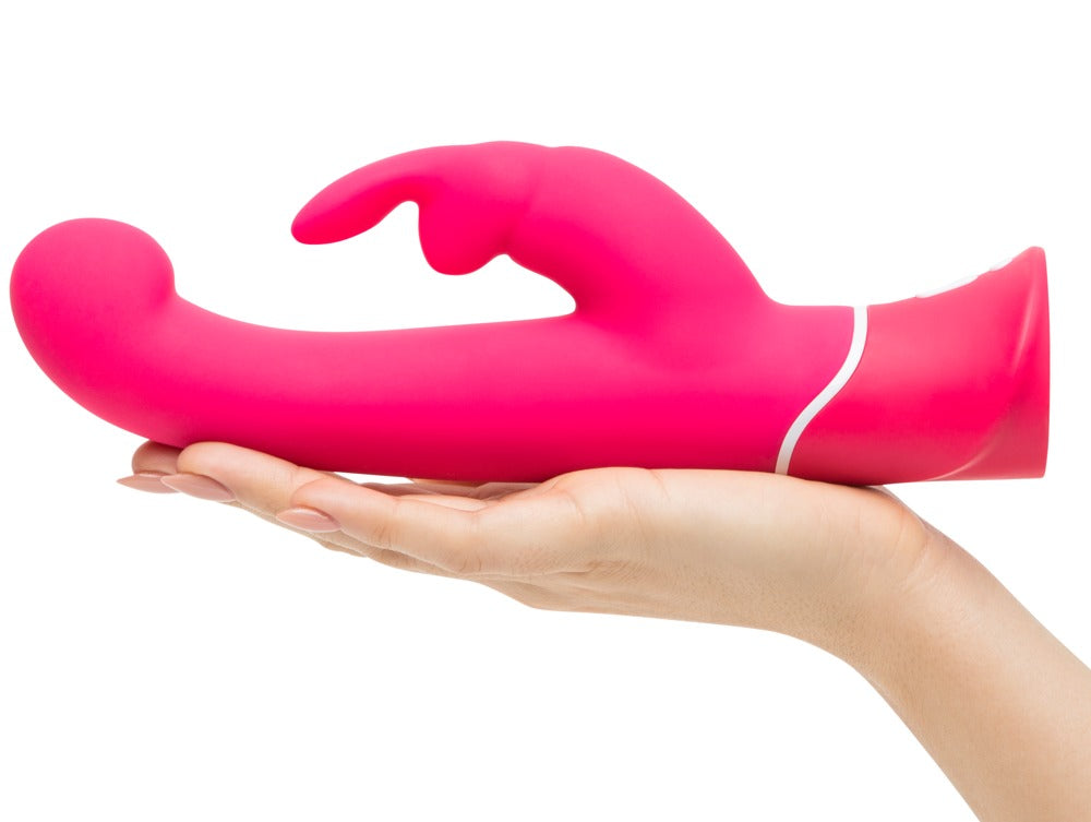 Happy Rabbit G-Spot in Pink – Rabbitvibrator in einer Hand zur Darstellung von Größe, geschwungener Form und seitlichem Bunny-Klitorisreizer – erhältlich bei Evoria Care