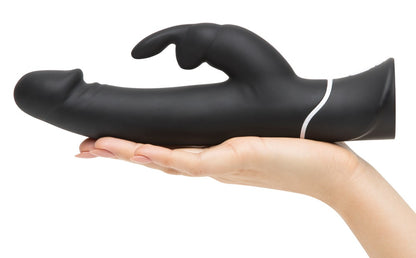 Happy Rabbit Realistic in Schwarz – G-Punkt-Vibrator in einer Hand zur Darstellung von Größe, geschwungener Form und Bunny-Klitorisreizer – erhältlich bei Evoria Care