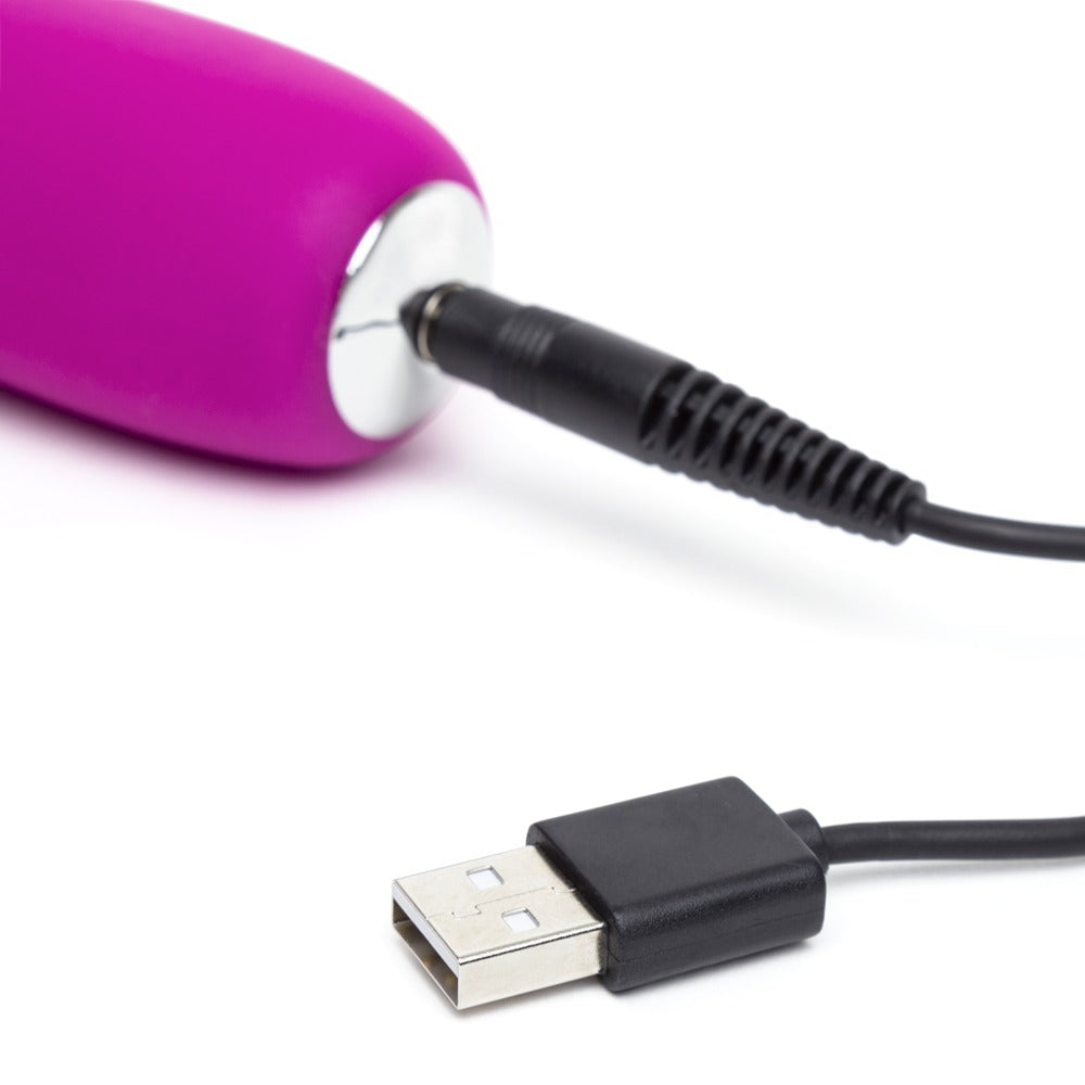 Happy Rabbit Realistic Slim in Lila – Detailansicht des Ladeanschlusses mit zugehörigem USB-Ladekabel – erhältlich bei Evoria Care