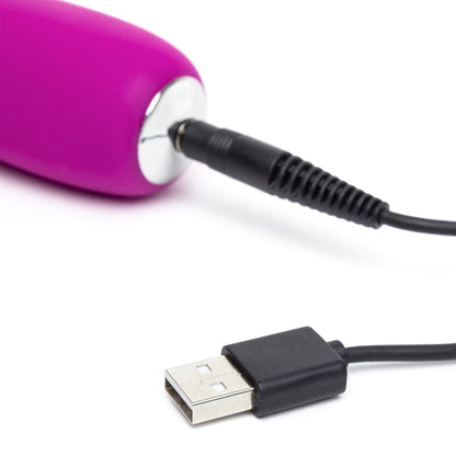 Happy Rabbit Realistic Slim in Lila – Detailansicht des Ladeanschlusses mit zugehörigem USB-Ladekabel – erhältlich bei Evoria Care
