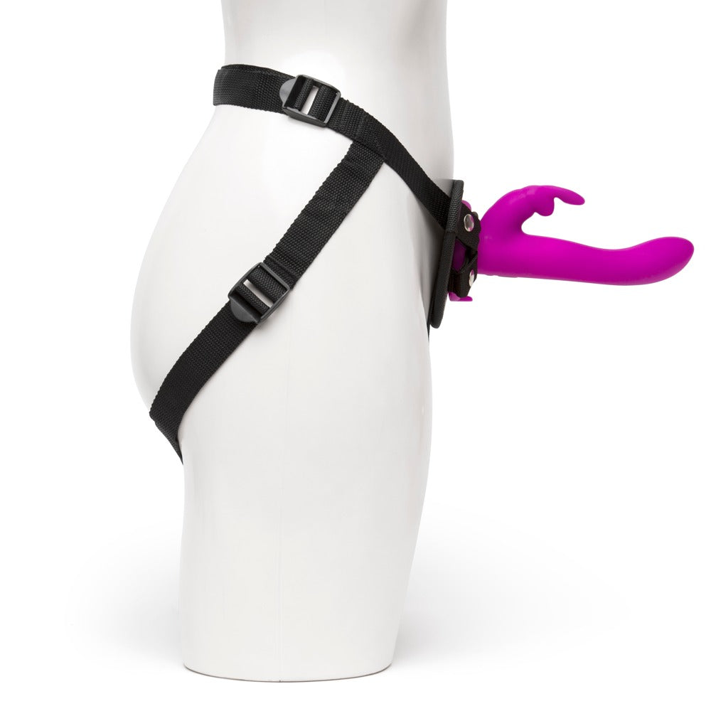 Happy Rabbit Vibrating Strap-On – Seitenansicht des schwarzen Harness mit verstellbaren Riemen und pinkfarbenem Rabbitvibrator – erhältlich bei Evoria Care
