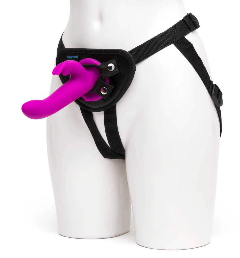 Happy Rabbit Vibrating Strap-On – vibrierendes Strap-on-Set in Schwarz und Pink mit Harness und Rabbitvibrator in Anwendungsansicht – erhältlich bei Evoria Care