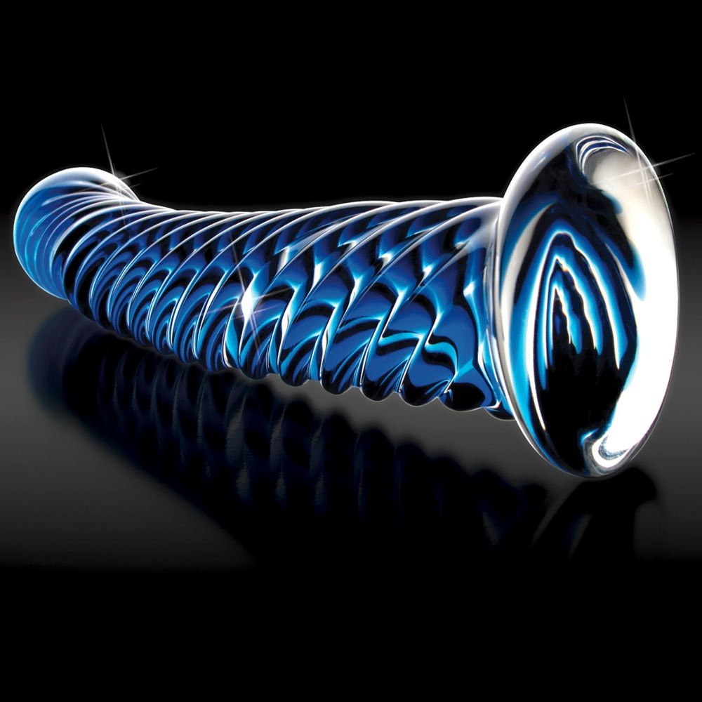 Icicles No. 29 blauer Glasdildo mit ausgeprägter strukturierter Oberfläche und gebogener Spitze in horizontaler Detailansicht vor schwarzem Hintergrund – erhältlich bei Evoria Care