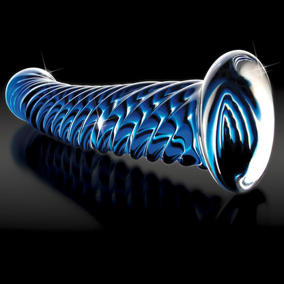 Icicles No. 29 blauer Glasdildo mit ausgeprägter strukturierter Oberfläche und gebogener Spitze in horizontaler Detailansicht vor schwarzem Hintergrund – erhältlich bei Evoria Care