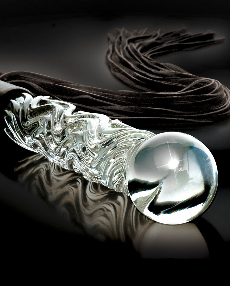 Icicles No. 38 Premium-Glasdildo mit transparentem Glaskörper und schwarzem Leder-Flogger, Nahaufnahme der Verbindung und Materialdetails vor schwarzem Hintergrund – erhältlich bei Evoria Care